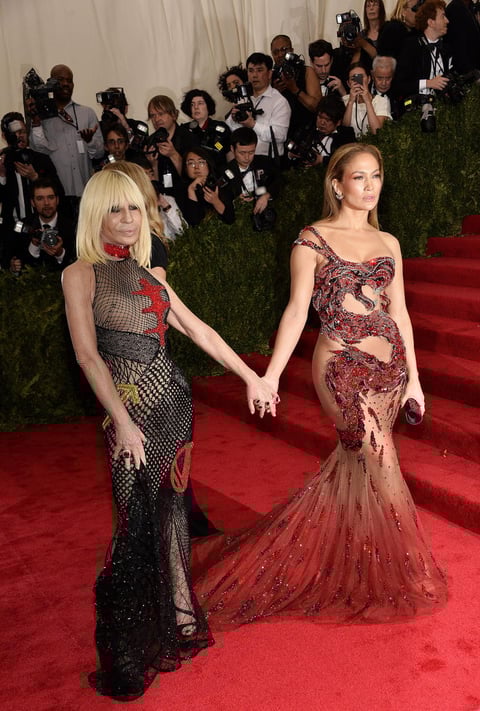 Jennifer Lopez llegó acompañada de Donatella Versace.
