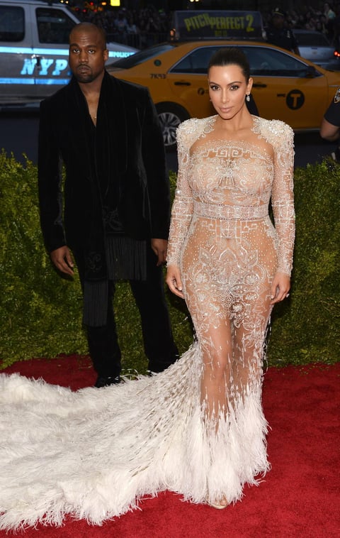 Kim Kardashian sorprendió al aparecer con un provocativo atuendo de Roberto Cavalli.