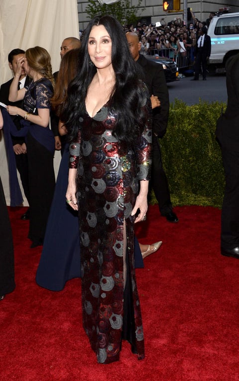 Cher reapareció en la alfombra roja del Met luciendo espectacular.