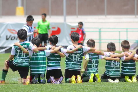 En la tanda de penales, nada como mostrar unión. Estos pequeños saben de eso y lo demuestran con un abrazo.