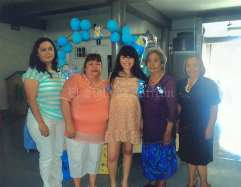 07052015 W endy, a quien recientemente le fue ofrecida una tierna fiesta de canastilla, fue captada con Merary, Sanjuana, Carmen y Nancy.