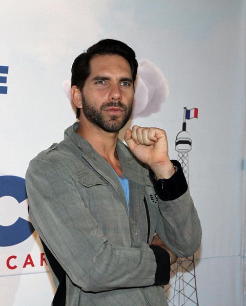 El actor Arap Bethke posó ante los fotógrafos a fu llegada.