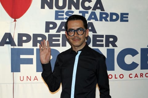 El director de la obra, Manolo Caro, desfiló por la alfombra roja previo a la función especial.