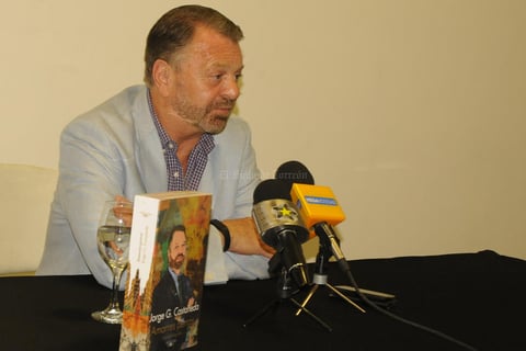 Anécdotas políticas con presidentes como Carlos Salinas, y cuando acompañó a Cuauhtémoc Cárdenas en campaña por La Laguna, su plática con el candidato en el Hotel Elvira y su impresión del fervor que la gente tenía por el candidato, hicieron parte de los comentarios del libro.