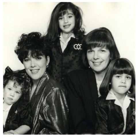 Kim Kardashian compartió una foto del recuerdo con su madre.