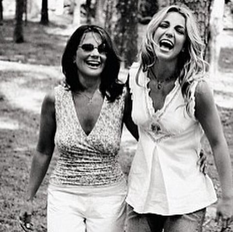 Britney Spears no tardó en felicitar a su mamá Lynne en el día de las madres.