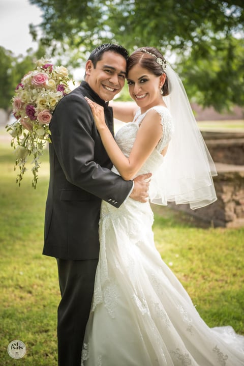 Lic. Leticia Elizabeth Ibáñez Sifuentes y Lic. Mauro Iván Favila Gallegos contrajeron
nupcias el pasado dos de mayo de 2015 en la Iglesia de Todos los Santos. Sus padres
son: Dr. Jorge Luis Ibáñez Martínez y Sra. Leticia Sifuentes de Ibáñez; Enfermero José
Mauro Favila González y Enfermera Elvira Gallegos de Favila.- ED Isais Fotografía