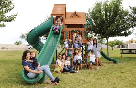 11052015 FELIZ DíA.  Mamás acompañadas de sus pequeños hijos.