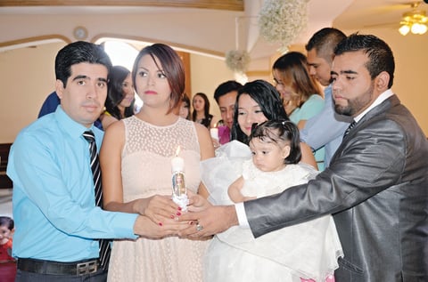 10052015 Presentes en la ceremonia se encontraban sus padrinos: José de Jesús Malacara López y Ana María Hernández Simental.