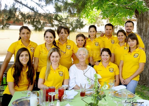 10052015 Sra. Edith Gross acompañada por: Abigaíl, Lucero, Daniela, Maryfer, Zayra, Kike, Alejandro, Imelda, Ana, Arely, Arlyna y Alma.- Érick Sotomayor Fotografía