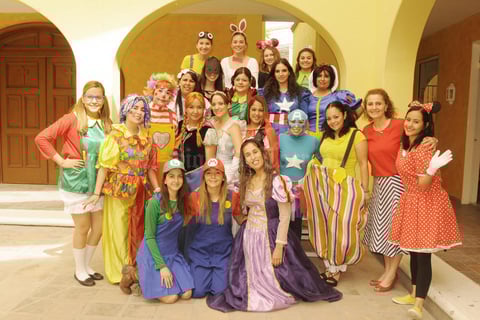 11052015 SE DISFRAZAN.  Maestras de reconocido colegio de la región en el festejo del Día del Niño.