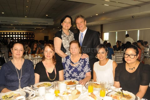 11052015 Dora, Ruth, Dora Alicia, Paola, Rosario, Norma y Óscar.