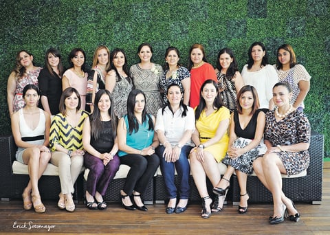 10052015 Muy emocionada se encuentra la festejada por su próximo enlace matrimonial. En la imagen, la acompañan amigas y familiares, quienes la felicitaron y desearon lo mejor.