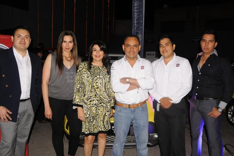 10052015 PRESENTACIóN DE AUTO DE LUJO.  Arturo, Elena, Gabriela, Alonso, Alfredo y Érick.