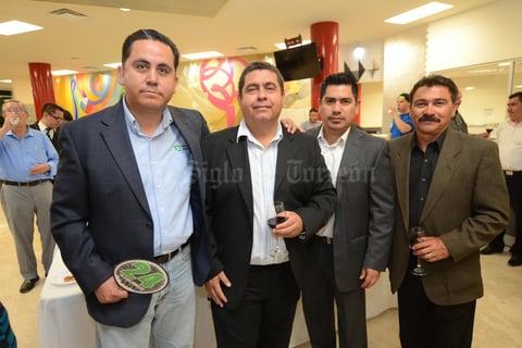 10052015 EN UNA SUBASTA DE ARTE.  Héctor, Carlos, René y Claudio.