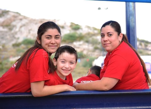12052015 PARTICIPAN EN CARRERA.  Karen, Julio César y Ruby.
