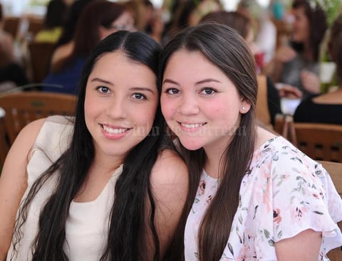 13052015 EN RECIENTE FESTEJO.  Natalia y Regina.