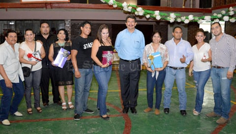 14052015 Las mamás del Colegio Benavente recibieron una amena velada artística y de regalos con motivo del 10 de mayo; los acompaña Alejandro García Benavente.