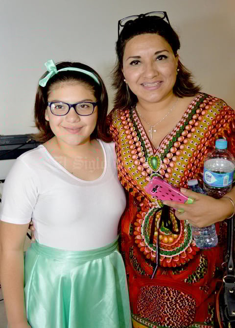 14052015 Abril Martínez González acompañando a su mamá, Érika González, en el festejo del Día de las Madres.
