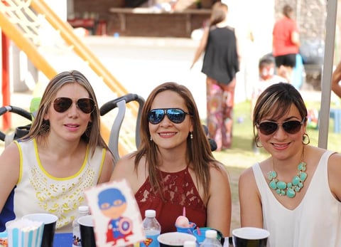 Ale, Sandra y Laura.