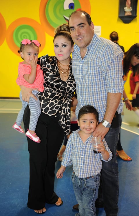 Nicole, Yolanda, Bernardo y Bernardo.