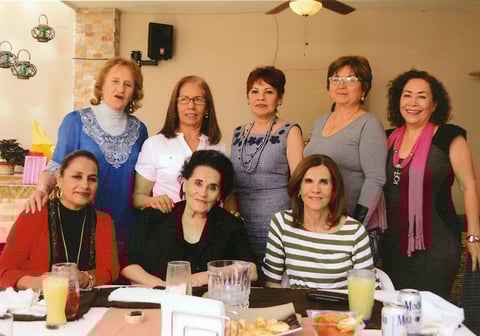 Sra. Salomé Sánchez de Martínez con sus amigas, Eva, Tere, Berthita, Martha, Vicky, Susy y Carolina.