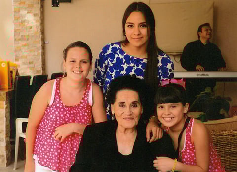 Sra. Salomé Sánchez de Martínez con sus nietas Luisa, Dany y Maryjose.
