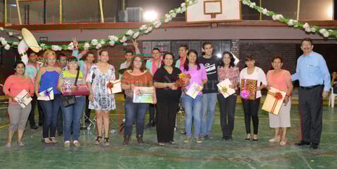 15052015 FESTEJAN.  Mamás del Colegio Benavente celebraron el 10 de mayo en una fiesta organizada en su honor.
