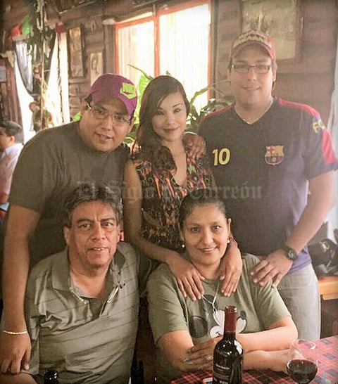 15052015 EN FAMILIA.  Festejan a mamá en su día, Fer, Ale Mac, Luis Ge y Luis Fernando.
