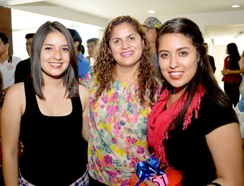 15052015 RECIENTE EVENTO.  Valeria Azucena Correa, con su mamá, Azucena Medina, y su hermana, Zeida Ysaid Correa.