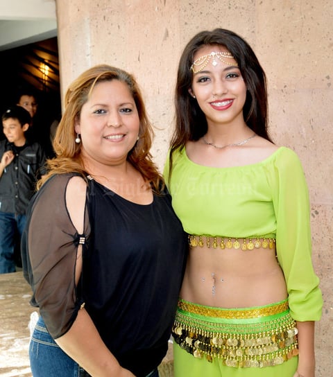 15052015 MADRE E HIJA.  Brenda Delgado con su mamá.