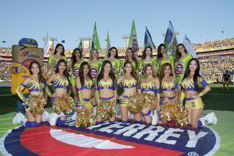 Las bellas edecanes se hicieron presentes en el 'Volcán'.