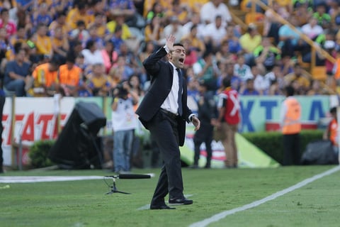Pedro Caixinha vivió muy intenso el partido.