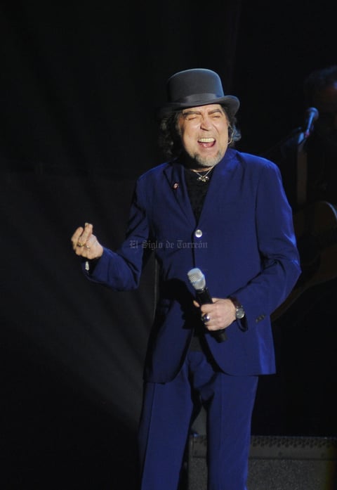A las 21:27 horas, Sabina, enfundado en un traje azul con camisa y sombrero negro saltó al entarimado con A hora que.