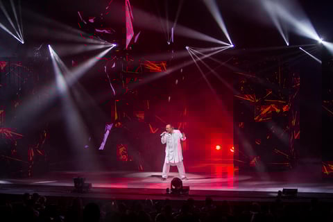 Después de unos instantes todos los miembros de Amo Tour volvieron a sus lugares y Miguel Bosé pudo cantar Bambú y Bandido.