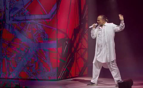 Eran las 21:20 horas cuando las luces del recinto se extinguieron y Miguel Bosé hizo su aparición en escena, vestido completamente de blanco, con ropa holgada y su cabello recogido en una coleta.