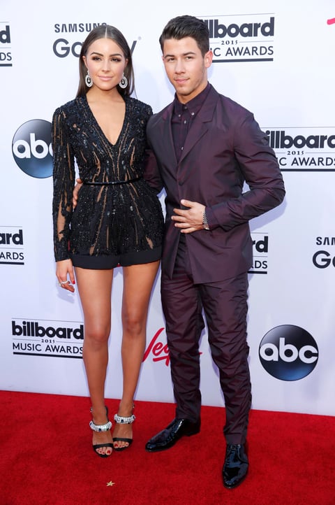 Nick Jonas llegó muy bien acompañado.