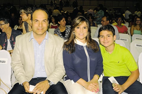 18052015 Alfonso, Lorena y Alfonso Vargas.