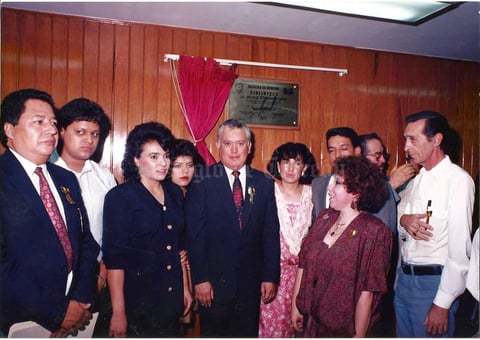 17052015 Develacion de una placa donde le dan el nombre de Lic. Jesús G. Sotomayor Garza a la biblioteca de la Facultad de Derecho el 15 de mayo de 1991. Aparecen en la foto, Lic. Carlos Martínez Sandoval, Lic. Carlos Abundis, Lic. Socorro Cardiel, Lic. Dora Lazalde Tapia, Lic. Jesús G. Sotomayor Garza, Lic. Hortensia de la Cruz, Lic. Joaquín del Río Jaime y Lic. Armando Cárdenas Garza.