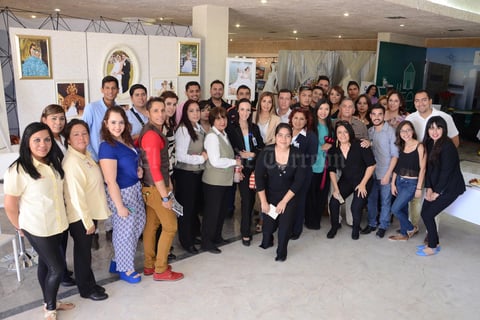 17052015 Los expositores muy contentos y listos para recibir a los visitantes.