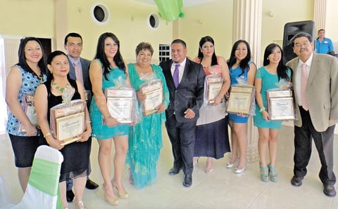 17052015 Recibieron reconocimiento maestros de la Esc. Sec. Gral. #11 'Salomón Issa Murra', además de recibir un ameno festejo por parte del Profr. Érick Limón Villegas, para celebrar su día.