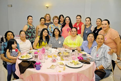 18052015 FIESTA DE CANASTILLA.  Ludivina Rodríguez y Paola Ibarra Rodríguez le organizaron un baby shower a Diana Reyes, quien está a punto de convertirse en mamá.