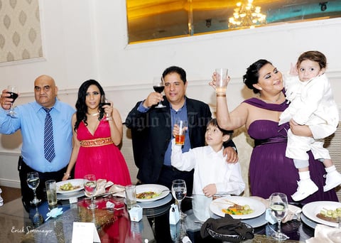 17052015 A esta gran celebración asistieron sus padrinos: Lizeth Abularach y Sergio Ramírez Martínez, quienes brindaron junto a los papás del pequeño Jesús y su hermanito José, por tan grato acontecimiento.