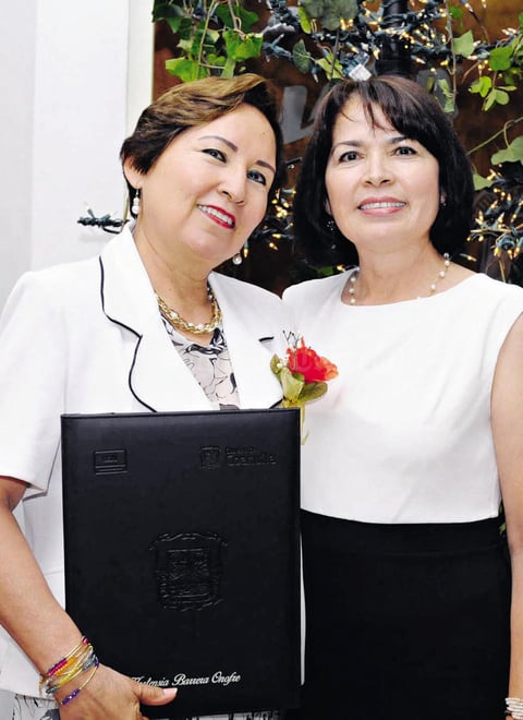 17052015 30 AñOS DE SERVICIO.  Maestra Hortencia Barrera Onofre acompañada de su sobrina, María Rosario García Barrera.