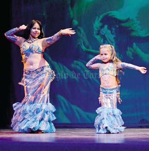17052015 Yenisey y la pequeña Alizza Yildiz de 4 años, bailando juntas.- Jorge Téllez Fotografía