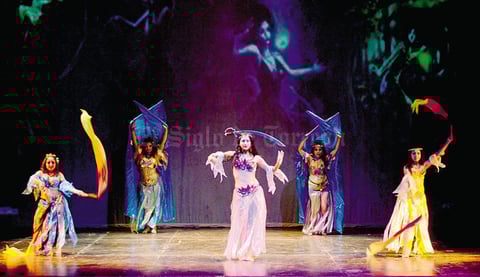 17052015 El grupo de danza árabe presentando en escena diversos elementos como sable, alas de isis y abanicos de seda.