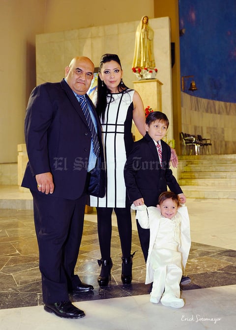 17052015 El festejado en compañía de sus papás: Jesús Gerardo Dovalina Romero y Juana Abularach Nevárez, y su hermano, José Gerardo Dovalina Abularach.