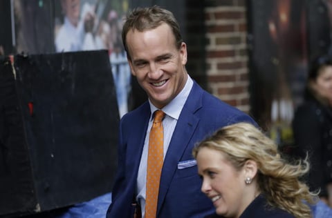 No sólo personajes del espectáculo acudieron a despedir a Letterman, también del deporte, como el mariscal de los Broncos de Denver, Peyton Manning.
