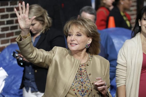 La periodista y celebridad Barbara Walters fue a expresar sus mejores deseos a Letterman.