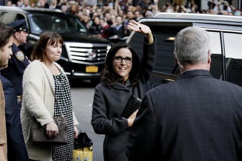 La actriz y comediante Julia Louis-Dreyfus saludó a la multitud que se congregó afuera del foro del legendario programa.